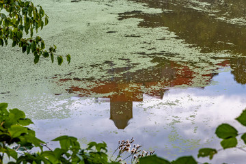 Reflektion der Burg Schönfels im Wasser