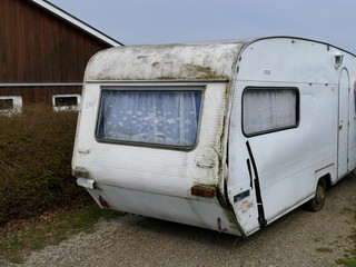 Removal of an old caravan to the junkyard