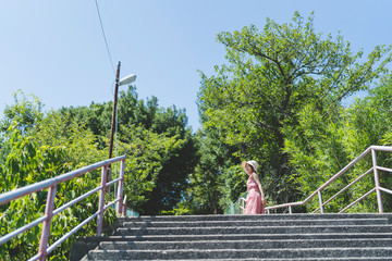 階段の女性