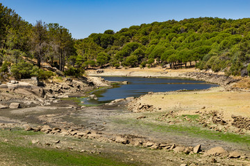 Lecho de un rio con sequía por calor en Avila, España