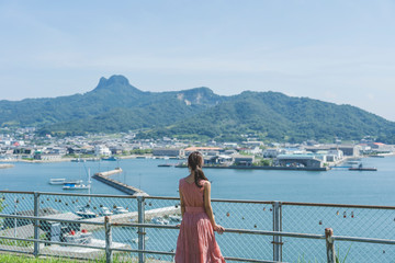 高台の女性