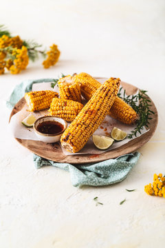 Epis de Ma&iuml;s Grill&eacute; au Barbecue, Huile &eacute;pic&eacute;e au Piment d&rsquo; Espelette et Sarriette. Alimentation V&eacute;g&eacute;tarienne.