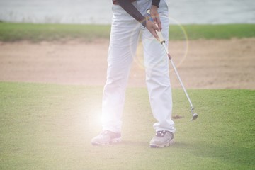 Obraz premium golfer putting on green