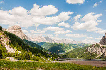 Gr&ouml;dner Joch, Dolomiten, Berge, Bergbahn, Passstrasse, S&uuml;dtirol, Sommer, Italien