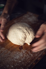 Joven panadero preparando pan de masa fermentada artesanal. Pan casero con levadura natural.