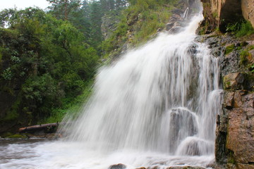 Fototapeta na wymiar Kamyshlinsky waterfall in the mountain Altai