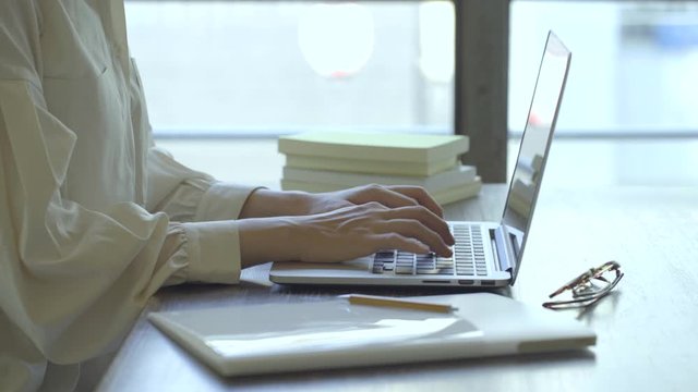 リモートワークで働く女性