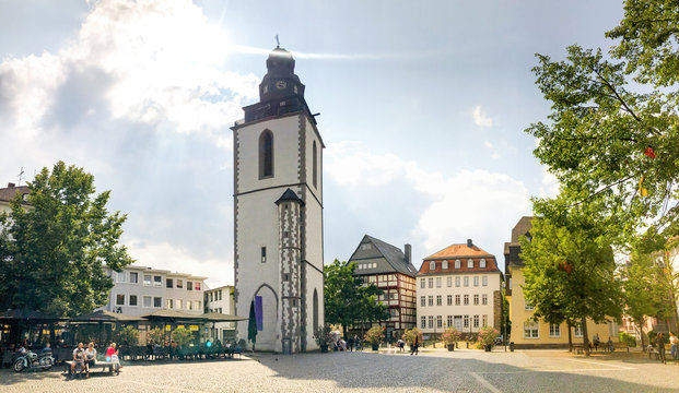 Kirchplatz mit Kirchturm, Giessen, Deutschland 