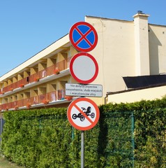 no cat car, sign, no parking sign,