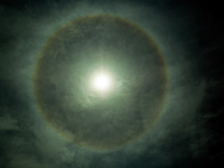 Obraz na płótnie Canvas solar eclipse with diamond ring effect glowing on sky above.