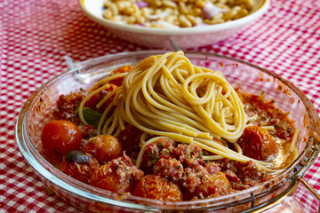 wholemeal spaghetti with fresh sauce of tomatoes