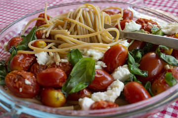 wholemeal spaghetti with tomatoes and mozzarella