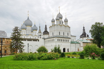 Fototapeta na wymiar Gate Church of the Resurrection and the assumption Cathedral in the Rostov Kremlin. Rostov Veliky, Yaroslavl region, Russia