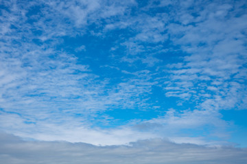 Blauer Himmel mit weißen Wolken