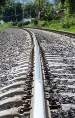 rail de una linea de ferrocarril con detalle de durmientes y anclaje