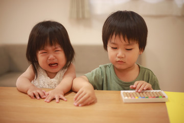 クレヨンを独り占めしようとする男の子
