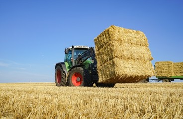 Strohernte - Quaderballen werden verladen