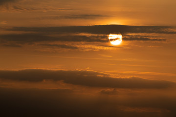 Sole all'alba tra le nuvole