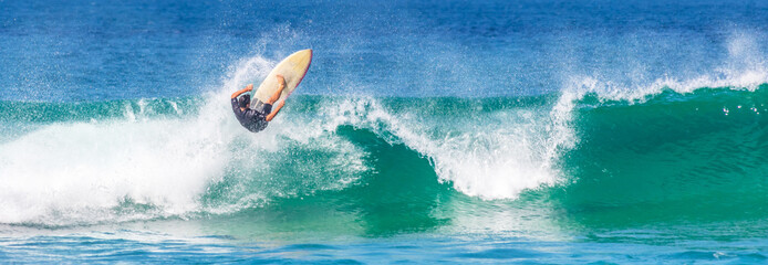 Surfista na onda