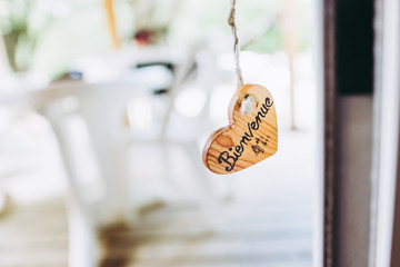 Porte clés coeur en bois avec message bienvenue