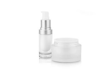 Mock up uncover empty container a cream pump bottle and uncover a cream jar for cosmetic, isolated on white background with clipping path.