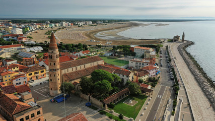 Chiesa del Duomo di Caorle  e veduta su Santuario madonna dell'angelo con spiaggia -panoramica dall'alto