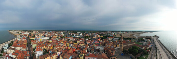 Fototapeta na wymiar Caorle città-panoramica sul Duomo dall'alto
