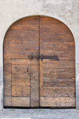 antico portone ad arco in legno con serratura,  - obrazy, fototapety, plakaty