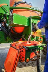 Dosierung von Pflanzenschutzmittel bei einer Feldspritze © Countrypixel