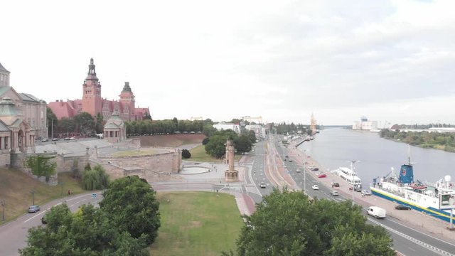 Panorama miasta z rzeką i parkiem