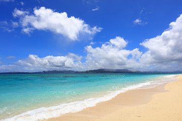 美しい沖縄のビーチと夏空