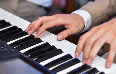 Obraz premium Close up man hand playing piano on wedding or concert