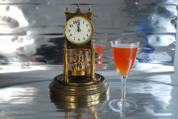 Happy New Year alte Uhr  und Glas mit Orangen Drink