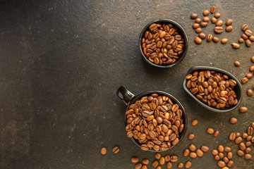Obraz premium coffee beans (roasted coffee beans) Arabica and Robusta blend. Dark background. Top view . Copy space