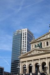 Fototapeta na wymiar Alte Oper und Hochhaus in Frankfurt