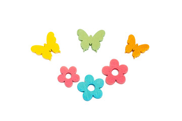tres mariposas y tres flores de madera de colores sobre fondo flanco