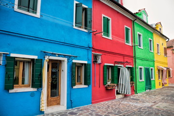 farbige häuserzeile in burano, italien