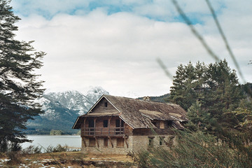 cabaña paz lago nieve montañoso