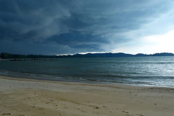 Fototapeta na wymiar L'orage arrivant en fin de journée sur une plage de Thaïlande