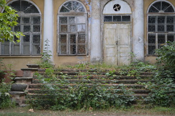 Fototapeta na wymiar Old wooden door to the broken house