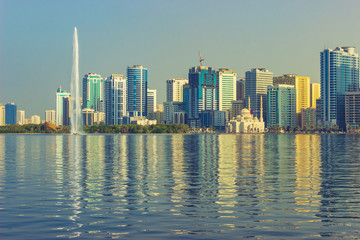 Fototapeta premium Sharjah skyline w słoneczny dzień, Zjednoczone Emiraty Arabskie