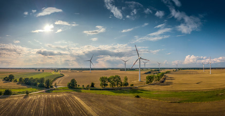 Panorama einer schönen Landschaft mit Windrädern bei gutem Wetter
