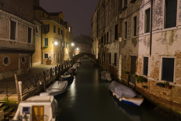 Fototapeta na wymiar Venice at night, off the tourist routes.