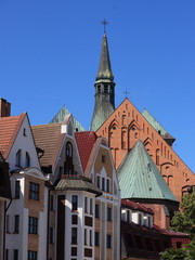 Fototapeta premium Turm und Turmspitze der Kathedralbasilika in Kołobrzeg