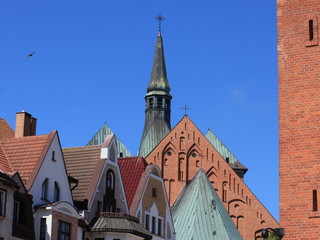 Fototapeta na wymiar Turm und Turmspitze der Kathedralbasilika in Kołobrzeg