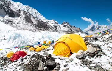 Papier Peint photo Everest Camp de base du mont Everest, tentes, glacier et montagnes du Khumbu, parc national de sagarmatha, trek au camp de base de l& 39 Everest - Népal Himalaya