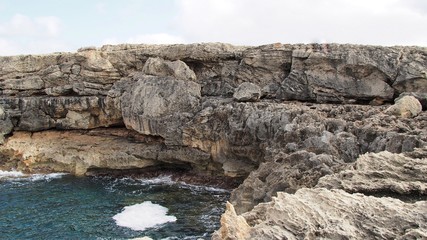 Meer mit Klippen