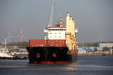 Frachtschiff mit Kränen wird im Hafen gedreht