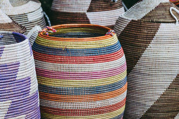 Grand panier en osier avec rayures colorées