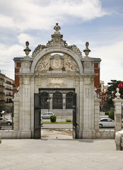 Obraz premium Entrance to Buen Retiro park (Park of Pleasant Retreat) in Madrid. Spain